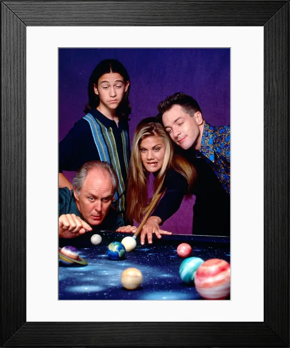 Framed Print : 3RD ROCK FROM THE SUN, from left: John Lithgow, Joseph Gordon-Levitt, Kristen Johnston, French Stewart, 1996-2001 Framed Print : 3RD ROCK FROM THE SUN, from left: John Lithgow, Joseph Gordon-Levitt, Kristen Johnston, French Stewart, 1996-2001