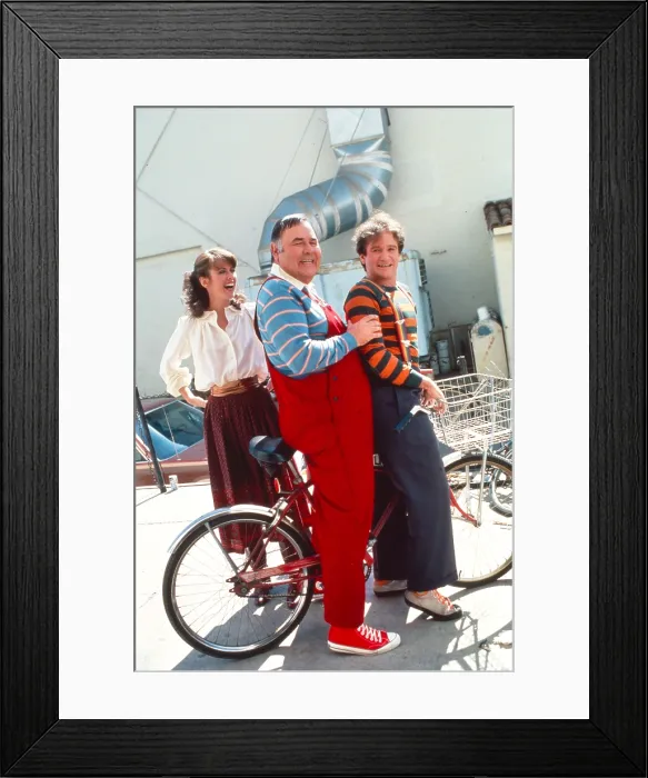 Framed Print : MORK & MINDY, from left: Pam Dawber, Jonathan Winters, Robin Williams, 1978-82