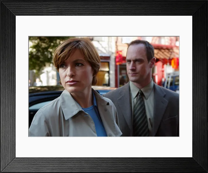 Framed Print : LAW AND ORDER: SPECIAL VICTIMS UNIT, (Tragedy), Mariska Hargitay and Christopher Meloni. 1999