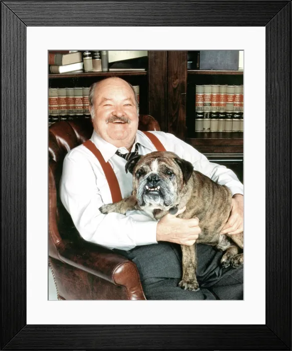 Framed Print : JAKE AND THE FATMAN, (from left): William Conrad with bulldog, 1987-92 Framed Print : JAKE AND THE FATMAN, (from left): William Conrad with bulldog, 1987-92