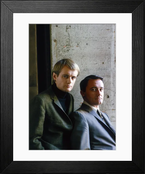 Framed Print : THE MAN FROM U.N.C.L.E. from left: David McCallum, Robert Vaughn, 1964-1968