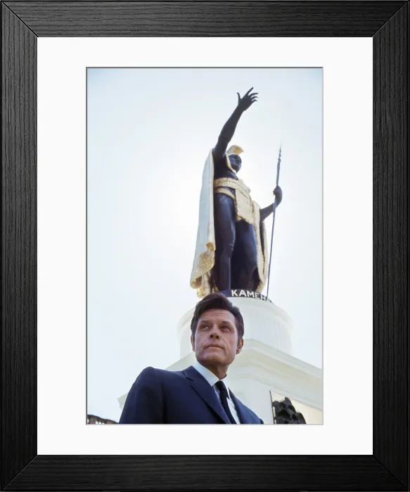Framed Print : HAWAII FIVE-O, Jack Lord, in front of statue of Hawaiian King Kamehameha, 1968-1980. ©CBS  /  courtesy Evererett Collection