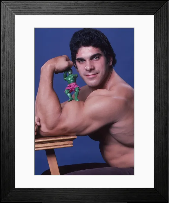 Framed Print : THE INCREDIBLE HULK, Lou Ferrigno, with a Hulk figurine, 1978-82 (1978 photo)