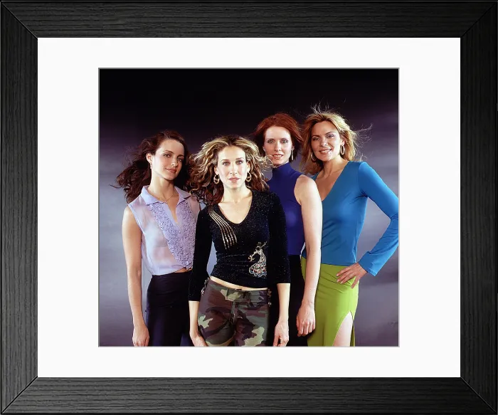 Framed Print : SEX AND THE CITY. (l to r): Kristin Davis, Sarah Jessica Parker, Cynthia Nixon, Kim Cattrall. 1998-2004