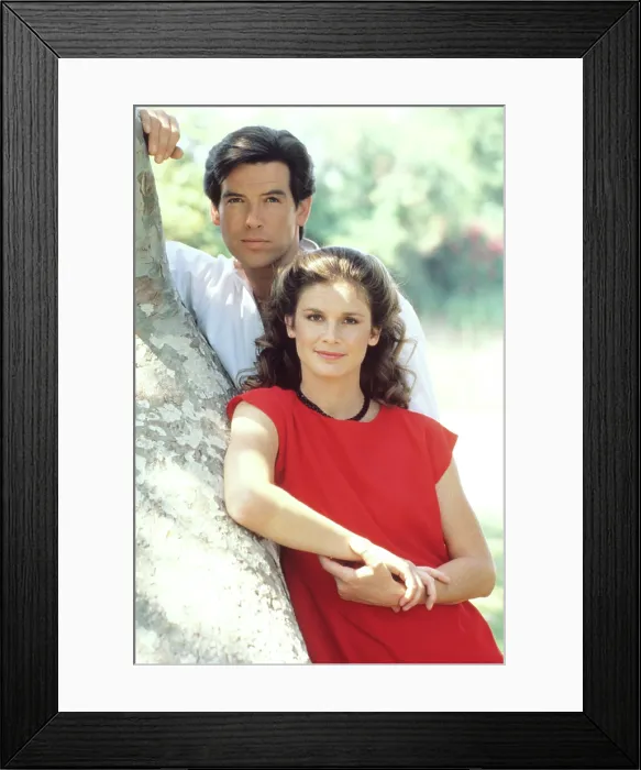 Framed Print : REMINGTON STEELE, Pierce Brosnan, Stephanie Zimbalist, 1982-87 Framed Print : REMINGTON STEELE, Pierce Brosnan, Stephanie Zimbalist, 1982-87