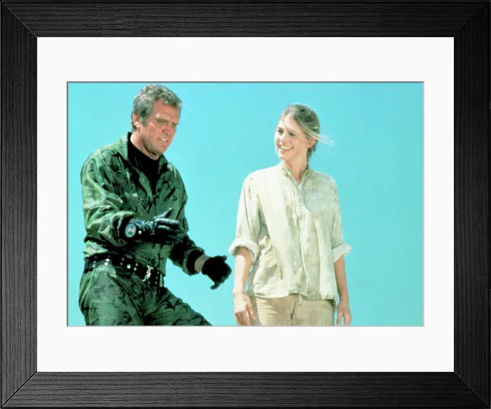 Framed Print : SIX MILLION DOLLAR MAN, Lee Majors, Lindsay Wagner, 1974-78 Framed Print : SIX MILLION DOLLAR MAN, Lee Majors, Lindsay Wagner, 1974-78