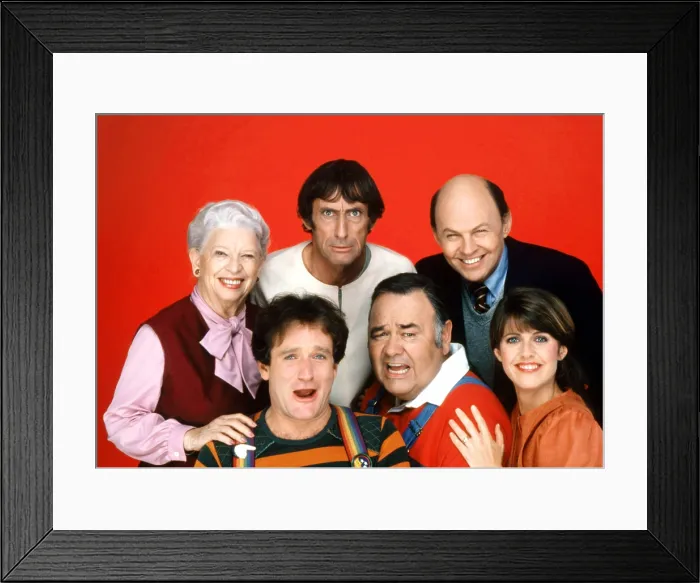 Framed Print : MORK & MINDY, rear from left: Elizabeth Kerr, Robert Donner, Conrad Janis, foreground from left: Robin Williams, Jonathan Winters, Pam Dawber, 1978-82