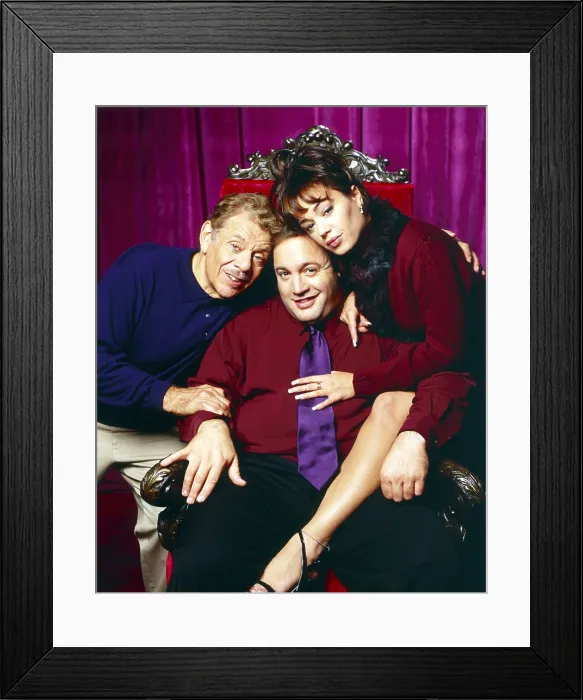 Framed Print : THE KING OF QUEENS, from left: Jerry Stiller, Kevin James, Leah Remini, 1998-2007. Steve Danelian