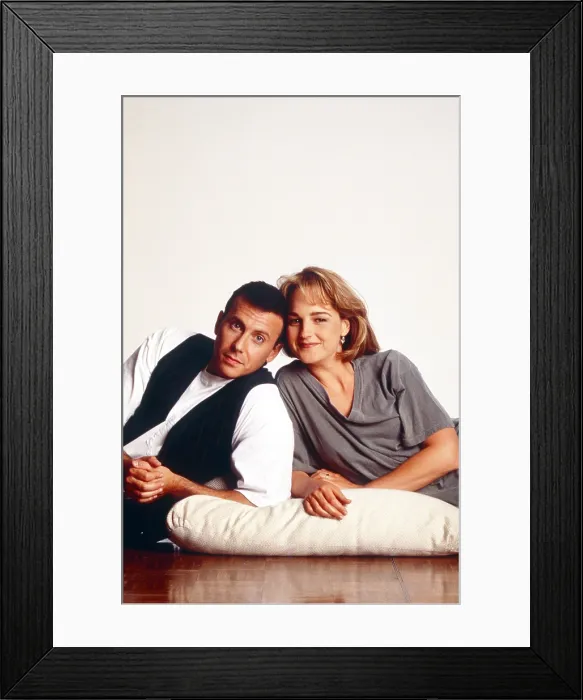 Framed Print : MAD ABOUT YOU, from left: Paul Reiser, Helen Hunt, 1992-2019 Framed Print : MAD ABOUT YOU, from left: Paul Reiser, Helen Hunt, 1992-2019