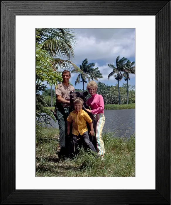 Framed Print : GENTLE BEN, Dennis Weaver, Clint Howard, Beth Brickell, Gentle Ben, on set (1968), 1967-69