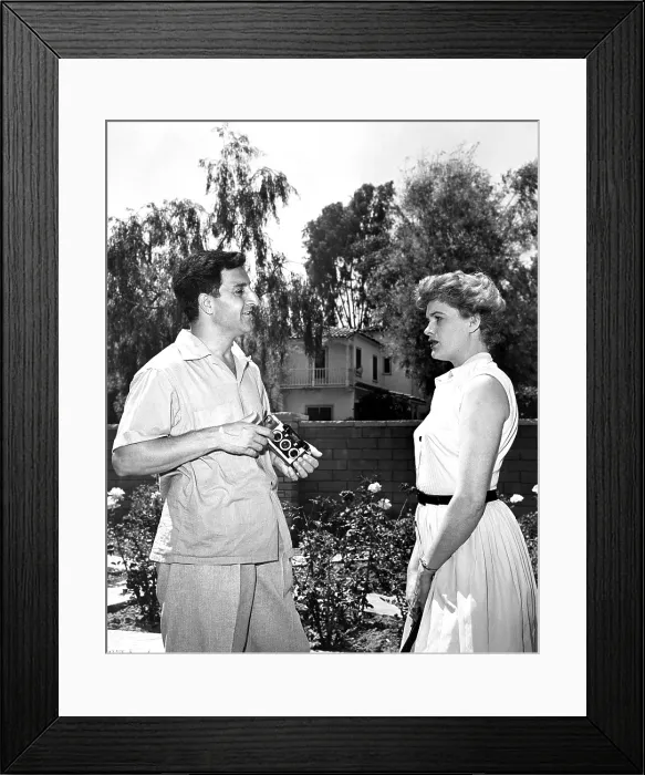Framed Print : MAKE ROOM FOR DADDY, (aka THE DANNY THOMAS SHOW), costar Jean Hagen, visiting Danny Thomas at his Beverly Hills home, (1953), 1953-65