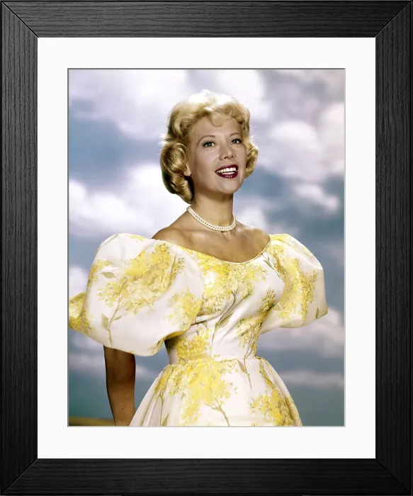 Framed Print : THE DINAH SHORE CHEVY SHOW, Dinah Shore, host, 1956-1963 Framed Print : THE DINAH SHORE CHEVY SHOW, Dinah Shore, host, 1956-1963