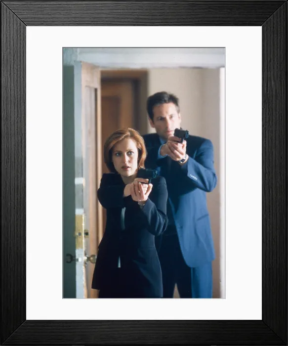 Framed Print : THE X-FILES, Gillian Anderson, David Duchovny, Hungry, (Season 7, Episode 3, aired Nov 21, 1999), 1993-2002 Framed Print : THE X-FILES, Gillian Anderson, David Duchovny, Hungry, (Season 7, Episode 3, aired Nov 21, 1999), 1993-2002