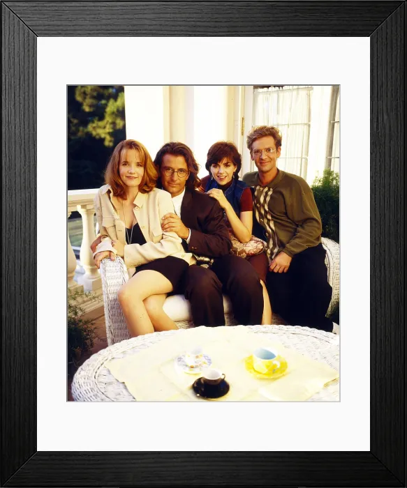 Framed Print : CAROLINE IN THE CITY, from left: Lea Thompson, Eric Lutes, Amy Pietz, Malcolm Gets, 1995-1999
