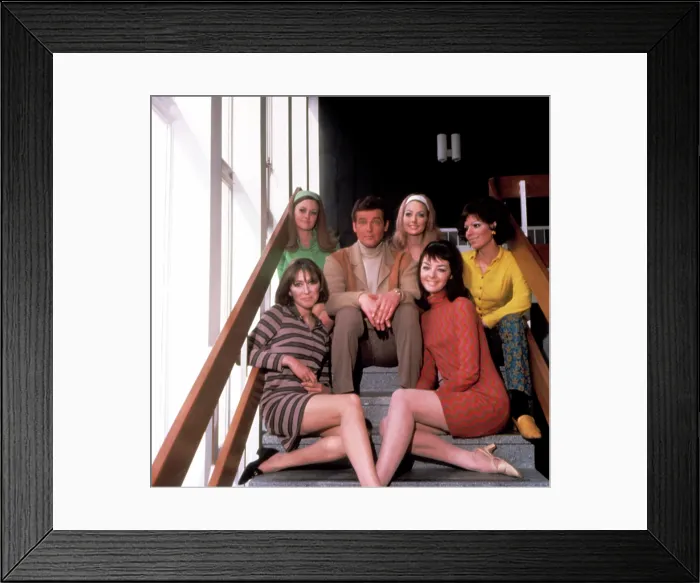Framed Print : THE SAINT, Roger Moore, with female admirers, 1962-1969