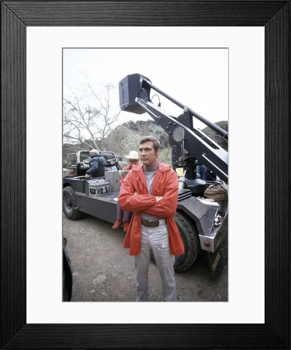 Framed Print : THE SIX MILLION DOLLAR MAN, Lee Majors, on-set, 1974-78