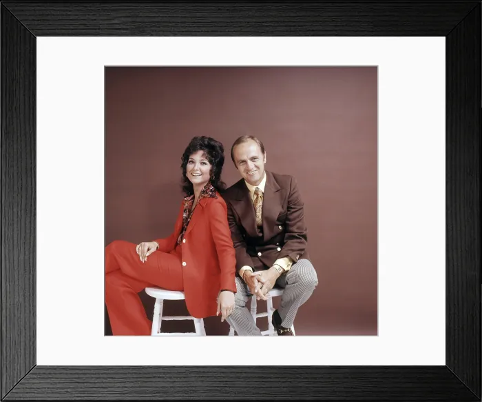 Framed Print : THE BOB NEWHART SHOW, from left, Suzanne Pleshette, Bob Newhart, 1972-78
