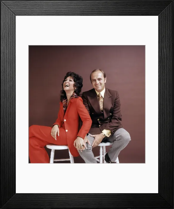 Framed Print : THE BOB NEWHART SHOW, from left, Suzanne Pleshette, Bob Newhart, 1972-78