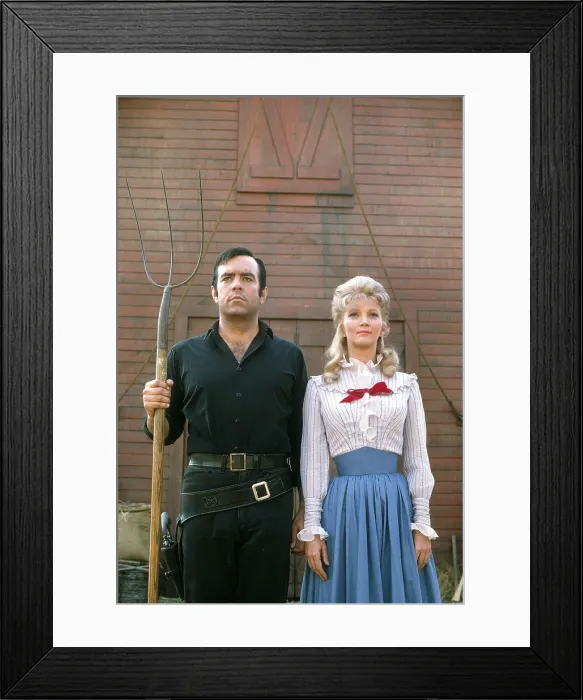 Framed Print : BONANZA, from left: Pernell Roberts, Kathie Browne, 1963, 1959-1973 Framed Print : BONANZA, from left: Pernell Roberts, Kathie Browne, 1963, 1959-1973