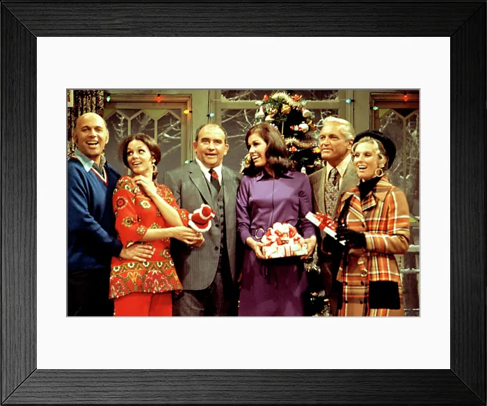 Framed Print : MARY TYLER MOORE SHOW, Gavin MacLeod, Valerie Harper, Ed Asner, Mary Tyler Moore, Ted Knight, Cloris Leachman, 1970-77