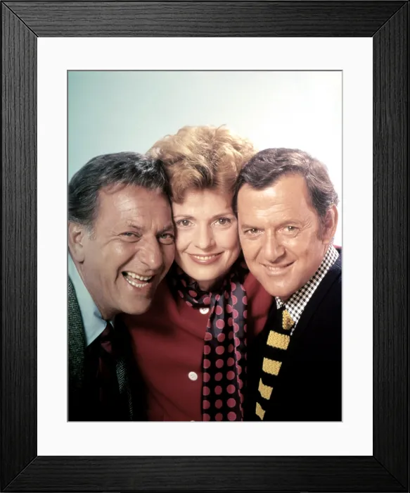 Framed Print : THE ODD COUPLE, from left: Jack Klugman, Joan Hotchkis, Tony Randall, 1970-75