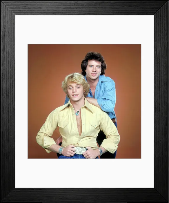 Framed Print : THE DUKES OF HAZZARD, Tom Wopat(t), John Schneider (b), 1979-1985 Framed Print : THE DUKES OF HAZZARD, Tom Wopat(t), John Schneider (b), 1979-1985