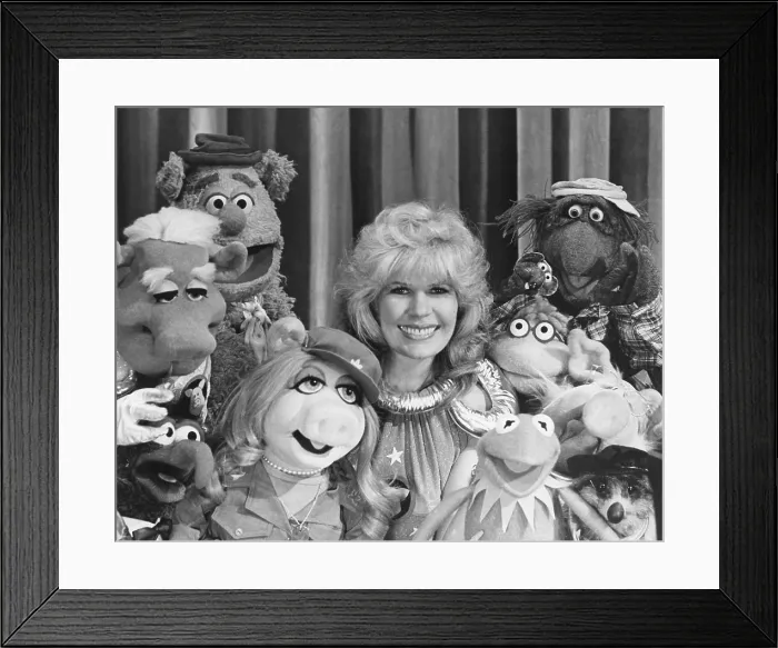 Framed Print : THE MUPPET SHOW, Loretta Swit (center) with the Muppets, clockwise, left: Miss Piggy, Gonzo, Link Hogthrob, Fozzie Bear; clockwise, right: Kermit the Frog, Scooter, (Season 5)