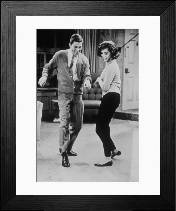 Framed Print : THE DICK VAN DYKE SHOW, Dick Van Dyke, Mary Tyler Moore, dancing, 1961-1966