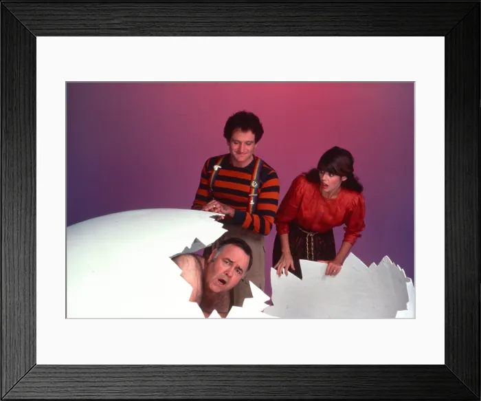 Framed Print : MORK & MINDY, from left: Jonathan Winters, Robin Williams, Pam Dawber, 1978-82