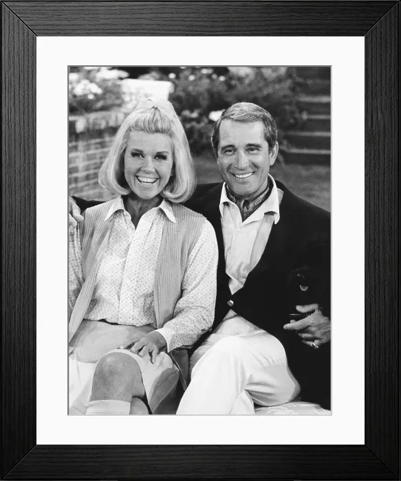 Framed Print : THE DORIS MARY ANNE KAPPELHOFF SPECIAL, from left: Doris Day, Perry Como, (aired March 14, 1971)