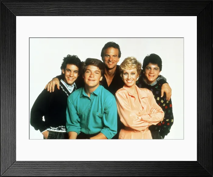 Framed Print : VALERIE, (aka THE HOGAN FAMILY, aka VALERIE'S FAMILY), from left: Jeremy Licht, Jason Bateman, Josh Taylor, Sandy Duncan, Dan Ponce, 1986-1991