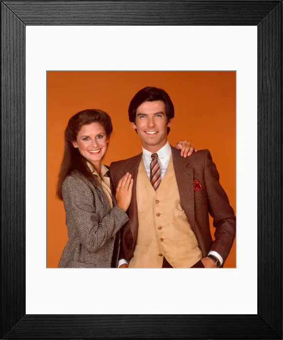 Framed Print : REMINGTON STEELE, (from left): Stephanie Zimbalist, Pierce Brosnan, (Season 1), 1982-87