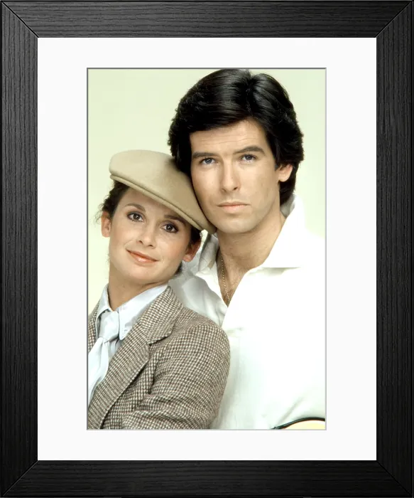 Framed Print : REMINGTON STEELE, Stephanie Zimbalist, Pierce Brosnan, (Season 1), 1982-87