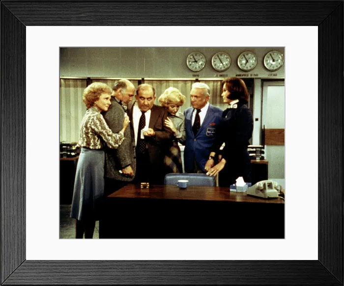 Framed Print : MARY TYLER MOORE SHOW,  Betty White, Gavin MacLeod, Ed Asner, Georgia Engel, Ted Knight, Mary Tyler Moore, 1970-1977