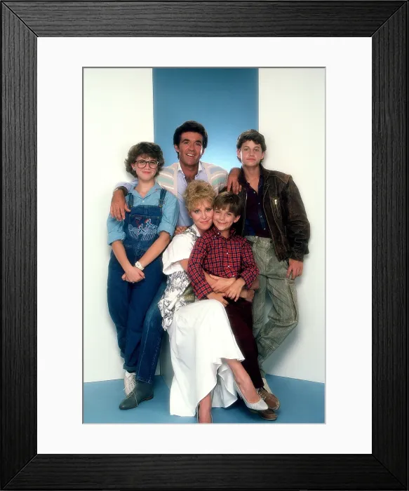 Framed Print : GROWING PAINS, from left: Tracey Gold, Joanna Kerns, Alan Thicke (back), Jeremy Miller, Kirk Cameron (1985), 1985-1992