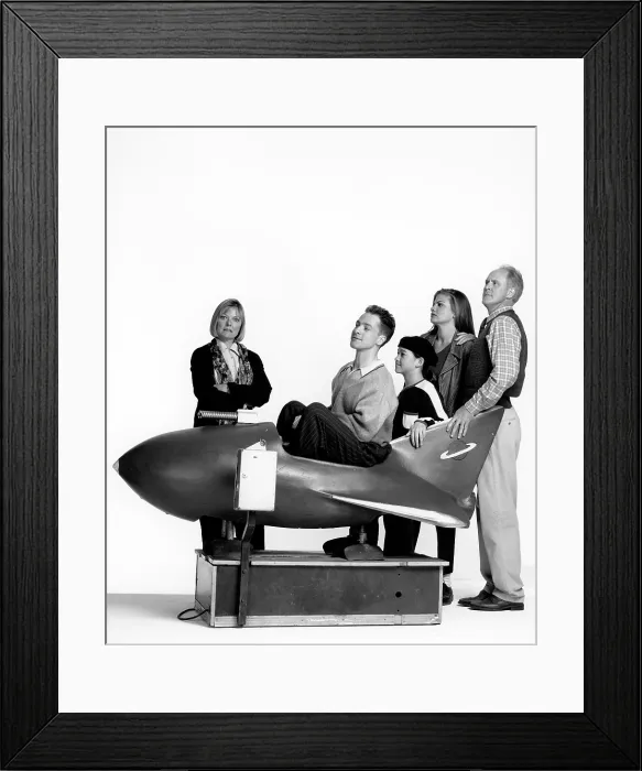 Framed Print : 3RD ROCK FROM THE SUN, from left: Jane Curtin, French Stewart, Joseph Gordon-Levitt, Kristen Johnston, John Lithgow, 1996-2001