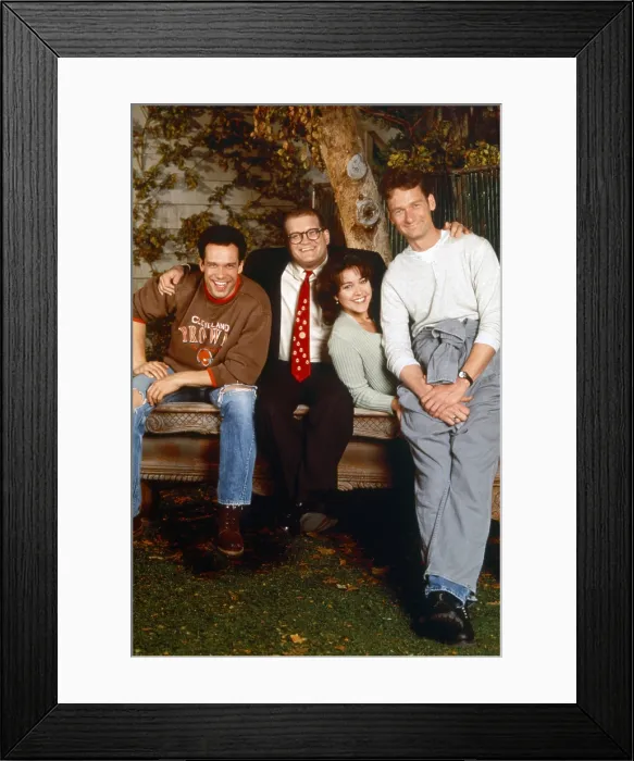 Framed Print : THE DREW CAREY SHOW, from left: Diedrich Bader, Drew Carey, Christa Miller, Ryan Stiles, 1995-2004