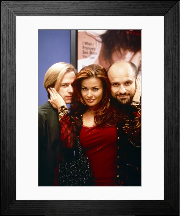 Framed Print : JUST SHOOT ME, from left: David Spade, Carmen Electra, Enrico Colantoni, King Lear Jet, season 2, ep. 5, aired 11 / 11 / 1997, 1997-2003
