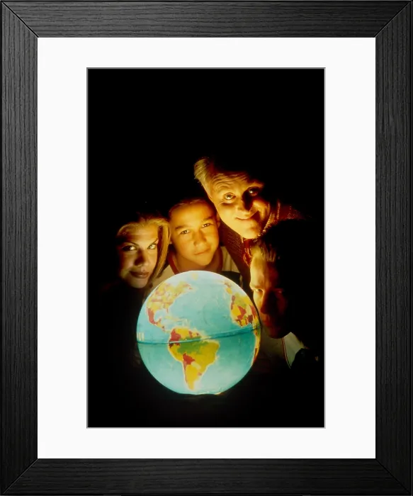 Framed Print : 3RD ROCK FROM THE SUN, from left: Kristen Johnston, Joseph Gordon-Levitt, John Lithgow, French Stewart, 1996-2001 Framed Print : 3RD ROCK FROM THE SUN, from left: Kristen Johnston, Joseph Gordon-Levitt, John Lithgow, French Stewart, 1996-2001