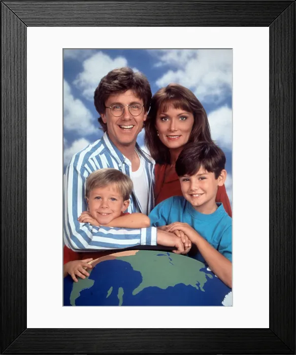 Framed Print : DAVE'S WORLD, from left: Andrew Ducote (below), Harry Anderson, DeLane Matthews, Zane Carney (below), (1993), 1993-97