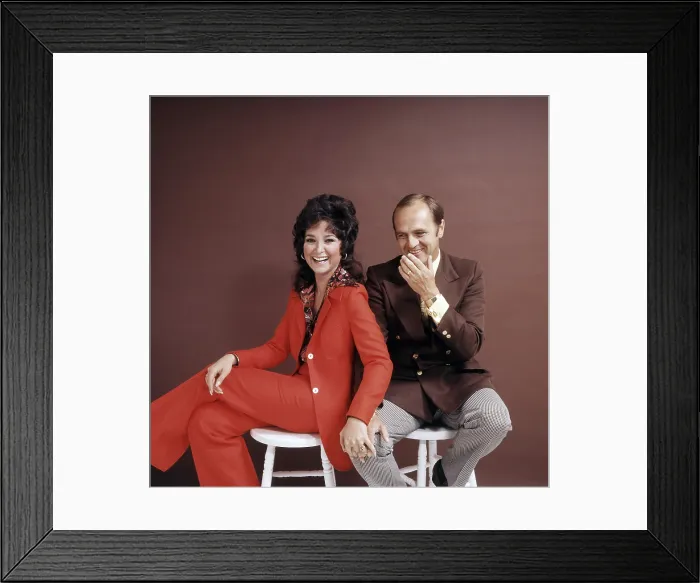Framed Print : THE BOB NEWHART SHOW, from left, Suzanne Pleshette, Bob Newhart, 1972-78