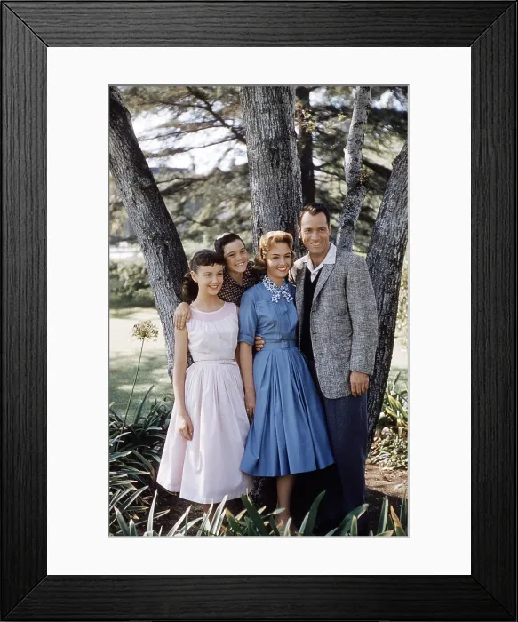 Framed Print : THE DONNA REED SHOW, from left: Shelley Fabares, Paul Petersen, Donna Reed, Carl Betz, (1960), 1958-1966