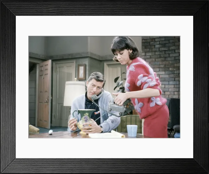 Framed Print : THE DICK VAN DYKE SHOW, from left: Dick Van Dyke, Mary Tyler Moore, (1965), 1961-1966