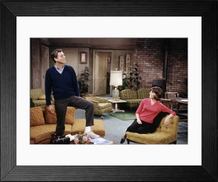 Framed Print : THE DICK VAN DYKE SHOW, from left: Dick Van Dyke, Mary Tyler Moore, (1965), 1961-1966