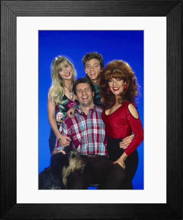 Framed Print : MARRIED...WITH CHILDREN, (aka MARRIED WITH CHILDREN), from left: Christina Applegate, Ed O'Neill, David Faustino, Katey Sagal, (1990), 1987-1997