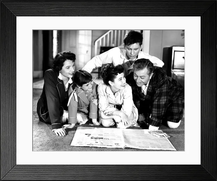 Framed Print : FATHER KNOWS BEST, from left, Jane Wyatt, Lauren Chapin, Elinor Donahue, Billy Gray, Robert Young, Advantage to Betty, aired October 19, 1955