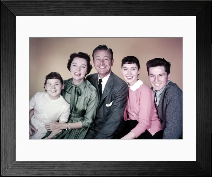 Framed Print : FATHER KNOWS BEST, from left, Lauren Chapin, Jane Wyatt, Robert Young, Elinor Donahue, Billy Gray, 1955-62 Framed Print : FATHER KNOWS BEST, from left, Lauren Chapin, Jane Wyatt, Robert Young, Elinor Donahue, Billy Gray, 1955-62
