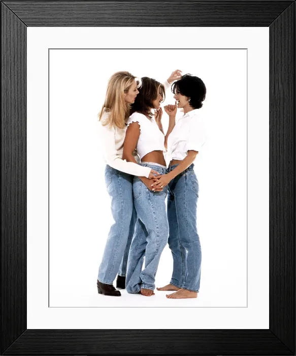 Framed Print : FRIENDS, from left, Lisa Kudrow, Jennifer Aniston, 1995-1996 (1995 photo) Framed Print : FRIENDS, from left, Lisa Kudrow, Jennifer Aniston, 1995-1996 (1995 photo)
