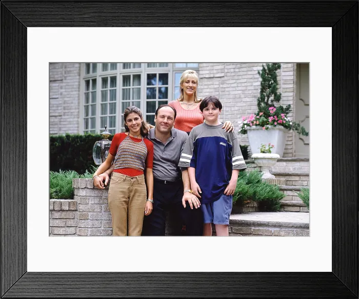 Framed Print : SOPRANOS, Jamie Lynn Sigler, James Gandolfini, Edie Falco, Robert Iler, Pax Soprana, (S1.E6, aired Feb 14, 1999), 1999-2007