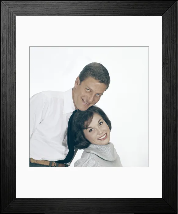 Framed Print : THE DICK VAN DYKE SHOW, from left: Dick Van Dyke, Mary Tyler Moore, (1961), 1961-1966